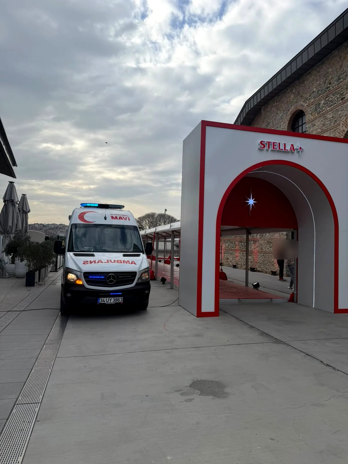 Etkinlikte sağlık tedbiri için bekleyen ambulans