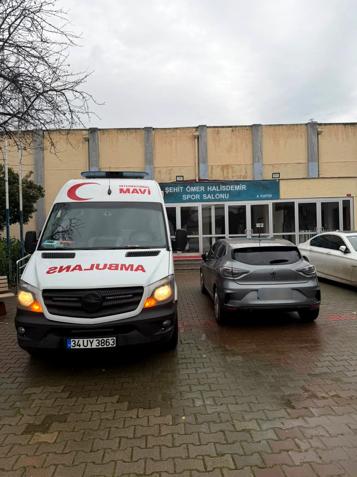 Etkinlikte bekleyen ambulans
