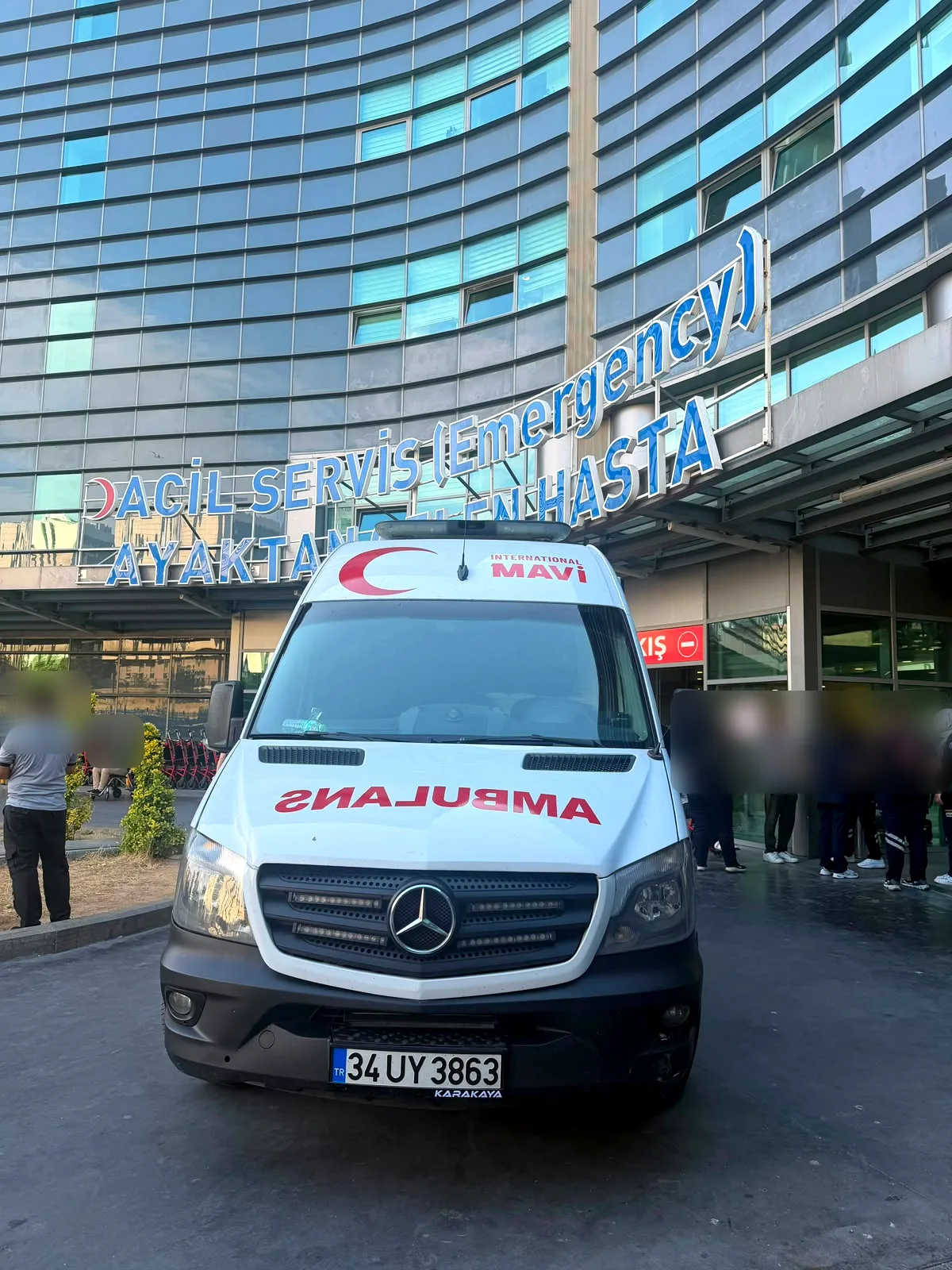 Hastane acil servisine hasta getiren acil yardım ambulansı
