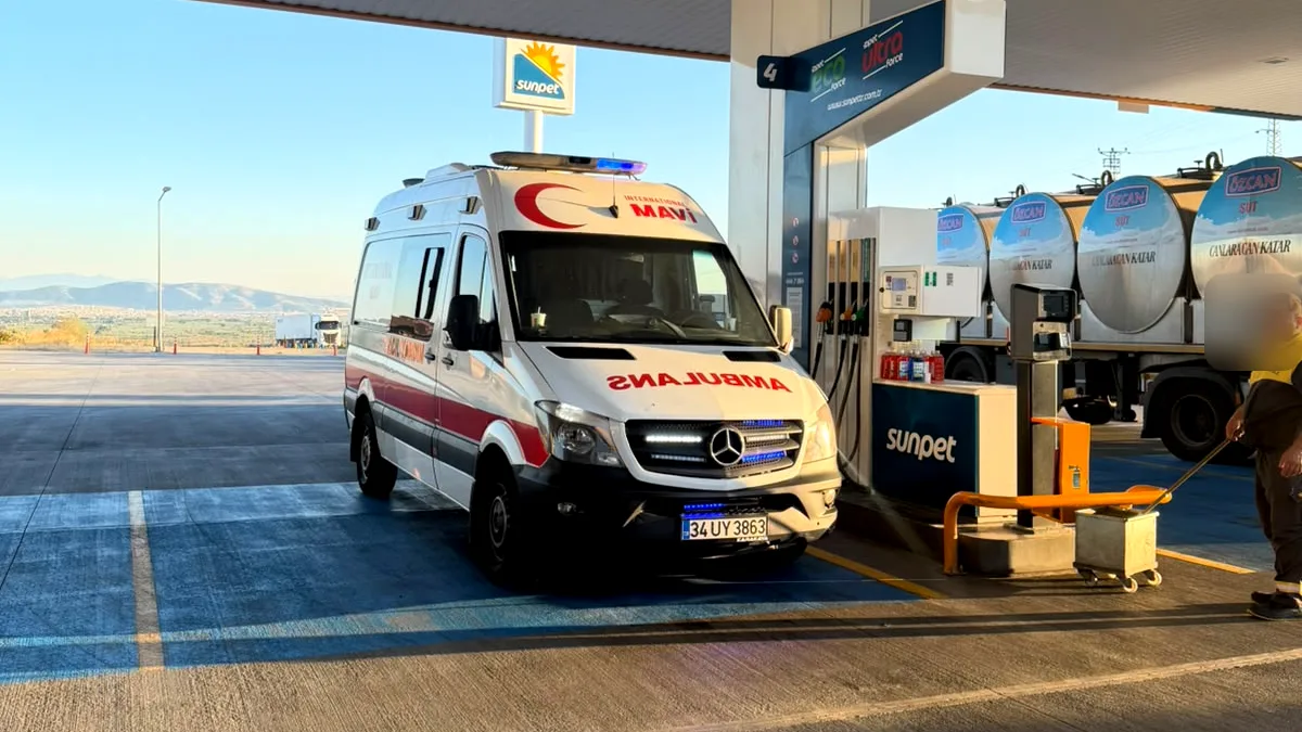 Yolculukta hasta ile birlikte olan ambulans